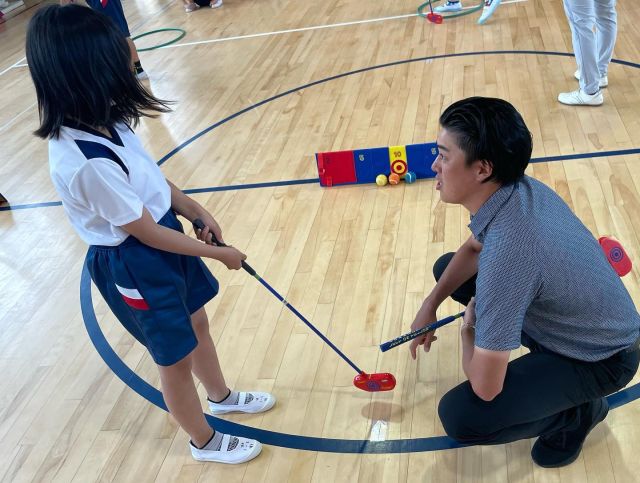 大阪府トップアスリート
小学校ふれあい事業1学期🏌️‍♂️🏌️‍♀️⛳️

今回は東大阪私立弥刀小学校の5年生にプロゴルファーの長谷川祥平さんがスナッグゴルフを教えてくださいました！

初心者の子が多い中みなさん積極的に取り組んでくれてとても楽しい授業にすることができました☺️🎶
この授業をきっかけにたくさんの子ども達がゴルフに興味をもってもらえると嬉しいですね✨

今回はTEAMIの重友稜央選手もアシスタントとして参加してくれました！有難うございます🌸！

皆様有難うございました。
お疲れ様でした！

#ジュニアゴルフクラブチーム連盟#JGCF
#クラブチーム
#初心者ゴルフ
#U15#スナッグゴルフ

@kougoren 
@teami_golf