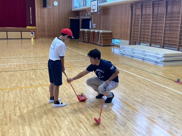 大阪府トップアスリートふれあい事業1学期

6/2（月）、寝屋川市立石津小学校の皆さんにプロゴルファーの岩田大河プロがスナッグゴルフを教えてくださいました。

生徒さん全員がスナッグゴルフ未経験という事でしたが、岩田プロのデモンストレーションを参考にローラー、ランチャー体験を始めると、「本当に初めて？」というくらい、皆さんが上手に打つので驚きの連続😳

プロのアドバイスにも真剣に耳を傾けてくださり、短時間の中でも積極的にトライする皆さんの姿を見て、私たちも嬉しく思いました。

プロとの対決コーナーも絶妙なショットと難しいローラーを難なく決めて、見事に勝利！
今後もゴルフだけでなく、色んな事にチャレンジしてくださいね。

皆様有難うございました。
お疲れさまでした！

#ジュニアゴルフクラブチーム連盟
#ジュニアゴルフ
#ジュニアゴルファー
#JGCF #TEAM-I #スナッグゴルフ　
#エンジョイゴルフ #スクランブルゴルフ #ゴルフ部 #ゴルフ #生涯スポーツ #しばケア #目土 #目土をしよう！ #挨拶 #加盟チーム募集中