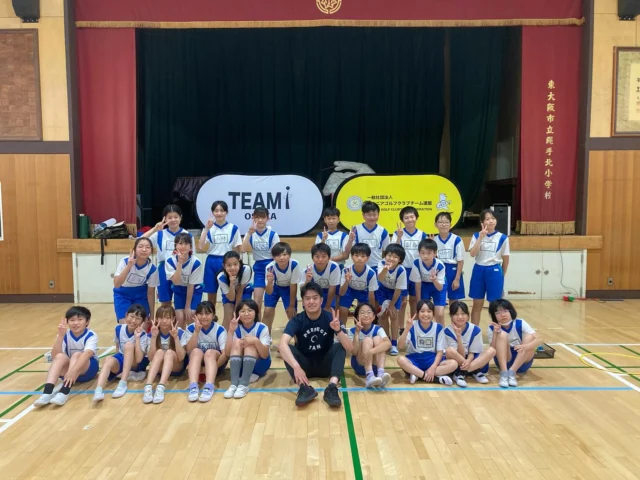 大阪府トップアスリートふれあい事業1学期

6/11（水）、東大阪市立縄手北小学校の皆さんにプロゴルファーの富本虎希プロがスナッグゴルフを教えてくださいました。

最初は皆さん、試行錯誤しながらでしたが、プロのアドバイスを聞きながら後半はナイスショットが何球もあり、その度に歓声が👏　ゴルフ経験者の方はプロ顔負けの豪快なショットを見せてくれました🏌️‍♂️

ガチンコ対決では、男女から1名ずつ代表の生徒さんが富本プロに挑戦。オナーのプロがティーショットをピン手前1.5mに付け、プレッシャーをかけましたが、皆さんの大歓声を浴びながら放った男子生徒さんのティーショットが、まさかのホールインワン❗️女子生徒さんもピン奥、約2mの第2打を見事に決め、見事プロに勝利しました。

皆様有難うございました。
お疲れさまでした！

#ジュニアゴルフクラブチーム連盟
#ジュニアゴルフ
#ジュニアゴルファー
#JGCF #スナッグゴルフ　
#エンジョイゴルフ #スクランブルゴルフ #ゴルフ部 #ゴルフ #生涯スポーツ #しばケア #目土 #目土をしよう！ #挨拶 #加盟チーム募集中