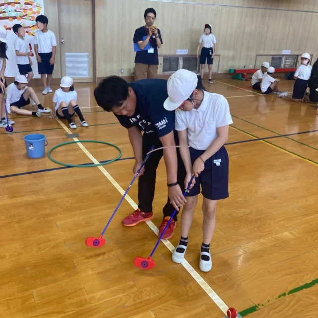 大阪府トップアスリート小学校ふれあい事業
一学期

6/13(金)、大阪市立大空小学校の皆さんにプロゴルファーの伊藤慎吾プロがスナッグゴルフを教えてくださいました。

礼儀正しく、集中力バツグンの生徒の皆さんは、伊藤プロのアドバイスを素直に吸収し短時間でメキメキと上達！プロとの対決には各組の代表選手と何と校長先生にも挑戦いただき、凄い盛り上がりでした。皆さんが楽しそうにしている笑顔がキラキラしていて清々しい時間でした。

生徒の皆さん、先生方本当にありがとうございました。お疲れ様でした。

＃ジュニアゴルフクラブチーム連盟
＃ジュニアゴルフ
#ジュニアゴルファー
#JGCF #スナッグゴルフ
#エンジョイゴルフ
＃スクランブルゴルフ
#ゴルフ部
#ゴルフ 
#生涯スポーツ 
#しばケア
#目土#目土をしよう！
＃挨拶
#加盟チーム募集中