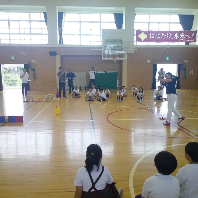 大阪府トップアスリート小学校ふれあい事業一学期

6/16(月)、太子町立山田小学校4年生の皆さんにプロゴルファーの神谷奈恵プロがスナッグゴルフを教えてくださいました。

プロの貴重な指導に触れ合った皆さんの中にはゴルフに興味を持たれた生徒さんも多くいたようで嬉しく思います。8/8(金)には山田小学校のすぐ近くの太子カントリー倶楽部で八光カップ大阪オープンが開催されます。ジュニアゴルファーも参加しますので本日参加された皆さんにも是非観戦に来ていただければ嬉しく思います。

今回のふれあい事業には太子町長、副町長、教育委員会、大阪府スポーツ振興グループの皆様に視察していただき温かく見守っていただきました。

ご協力いただきました皆さま本当にありがとうございました。お疲れ様でした。

＃ジュニアゴルフクラブチーム連盟
＃ジュニアゴルフ
＃ジュニアゴルファー
#JGCF #スナッグゴルフ
#エンジョイゴルフ ＃スクランブルゴルフ #ゴルフ部#ゴルフ #生涯スポーツ #しばケア＃目土#目土をしよう！＃挨拶#加盟チーム募集中
#太子町立山田小学校#神谷奈恵プロ