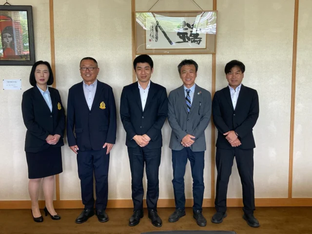 ジュニアゴルフクラブチーム連盟は7月4日、来月8月17日（日）から19日（火）に滋賀県・蒲生ゴルフ倶楽部での「センコーpresents第2回U15全国ジュニアゴルフフェスティバルsupported by PING」開催にあたり、メインスポンサーのセンコーグループホールディングス様、開催コースの蒲生ゴルフ倶楽部様と開催地の滋賀県日野町の堀江和博町長に挨拶に伺いました。
本イベントの事はもちろん、地元在住のプロゴルファーや部活動の地域移行など、様々な貴重なお話、ご意見を伺う事ができました。ありがとうございました。
（写真左から）蒲生ゴルフ倶楽部・中西由喜支配人、センコーグループHD・伊藤裕之常務執行役員、日野町・堀江和博町長、ジュニアゴルフクラブチーム連盟・井上尚彦代表理事、同・大木裕之事務局長
#ジュニアゴルフクラブチーム連盟
#センコーグループ #センコー #senkogroup #蒲生ゴルフ倶楽部 #日野町 #PING #ピンゴルフ
#ジュニアゴルフ
#ジュニアゴルファー
#ゴルフ #JGCF #エンジョイゴルフ #ゴルフ部 #ゴルフ #生涯スポーツ #しばケア #目土 #目土をしよう！ #挨拶 #加盟チーム募集中