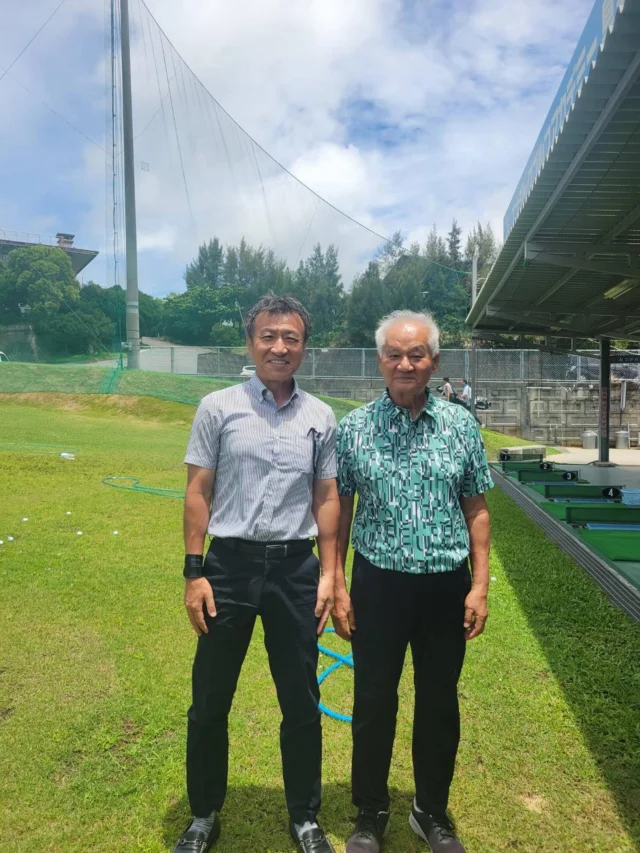 連盟の井上代表理事が沖縄県を訪問。前エナジックゴルフアカデミー校長で、今は具志川ゴルフクラブでジュニアゴルファーを指導していらっしゃる嘉数先生とお会いしました。
嘉数先生からは県でジュニア団体を設立し、沖縄からゴルフクラブチームの熱を盛り上げると、力強いお言葉を頂戴しました！
「思い」を同じにする全国の企業様やゴルフメーカー、指導者の方々などの協力がなければ、ジュニアゴルフの底辺拡大や基盤強化は実現できません。
今後ともよろしくお願いします！

#ジュニアゴルフクラブチーム連盟
#ジュニアゴルフ
#ジュニアゴルファー
#ゴルフ #JGCF #エンジョイゴルフ #ゴルフ部 #ゴルフ #沖縄 #沖縄ジュニア #沖縄ジュニアゴルフ #クラブチーム #ゴルフクラブ #生涯スポーツ #しばケア #目土 #目土をしよう！ #挨拶 #加盟チーム募集中 #具志川ゴルフクラブ