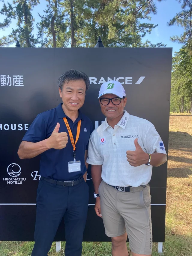 リシャール・ミル チャリティトーナメント2025が、7/31〜8/3まで石川県・能登カントリークラブにて開催されました。

今大会はジュニア企画が盛りだくさん！
プロゴルファーとの観戦ツアーでは、宮里優作プロを中心に青木瀬令奈プロ、成田美寿々プロなどがスイング、メンタル面など参加したジュニアの疑問に丁寧に答えてくださりました。
9番ホール（パー3）では宮里プロが実際にティーグラウンドからピンポジションを見て、どの面に立つか、ガードバンカーの砂の質はどうだったかなど、より実践的なマネジメントのアドバイスをくださいました。
我々、連盟はゴルフ体験イベントを実施。ピンゴルフさんの全面協力でジュニア用クラブ「プロディジー」をレンタルクラブとして提供いただき、全く初めてというお子さんや、ゴルフを始めたばかりのお子さんが参加してゴルフを楽しみました。地元の金沢学院大学、高校、中学のゴルフ部の方々が付き添い安全面にも配慮。
スナッグゴルフさんとの共同企画「スタンプラリー」ではトーナメント会場の各所を回ってスタンプを集め、皆さん豪華賞品をゲットしていました。
なお、１枚目の写真は当連盟の井上代表理事と宮里優作プロのツーショット。宮里プロが大阪桐蔭高校時代、恩師と教え子の関係で今も固い絆で結ばれています。今回、ゴルフを初めて体験したお子さんたちも、ゴルフを通じて素敵な出会いが生まれたら嬉しく思います。

#ジュニアゴルフクラブチーム連盟
#ジュニアゴルフ
#ジュニアゴルファー
#JGCF
#PING
#ピンゴルフ
#宮里優作 プロ
#恩師と再会
#リシャールミル
#リシャールミルチャリティトーナメント
#JGTO
#スナッグゴルフ
#スナッグアウト
#能登カントリークラブ
#エンジョイゴルフ 
#スクランブルゴルフ 
#ゴルフ部 #ゴルフ #生涯スポーツ #しばケア #目土 #目土をしよう！ #挨拶 #加盟チーム募集中