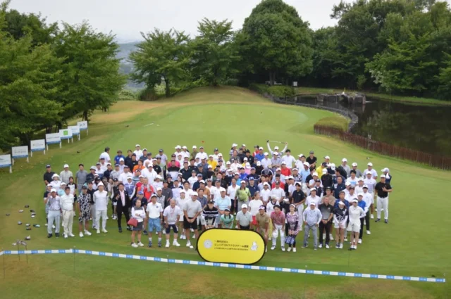 大会報告
八光カップ大阪オープン2025
プロアマジュニアゴルフトーナメント⛳️

2025年8月8日(金) 太子カントリー倶楽部

今年で5回目になります本大会は盛大且つ無事に成功いたしました。

「Ｌｅｔ’ｓ　Ｐｌａｙ　Ｓｍａｒｔ＆Ｆａｓｔ〜マナーを未来へ〜」を合い言葉にプロとジュニアが真剣にプレーを楽しみました。

アマチュアスペシャルゲストとして俳優の石田純一さん、元メジャーリーガーの松坂大輔さん、アナウンサーの上重聡さん、歌手・狩人として活躍する加藤高道さん、女優の岡元あつこさん、そしてＡＫＢ４８、ＳＡＥ４８元メンバーでタレントの山内鈴蘭さんも当連盟のアンバサダーとして大会を盛り上げてくださいました。

⛳️ジュニアの部※写真3枚目
優勝　　朝井優愛さん    68ストローク
準優勝　溝川陽大さん　69ストローク
3位　　  吉村莉央さん　69ストローク

⛳️プロの部※写真4.5枚目
男子優勝　日高裕貴(フリー)  60ストローク
女子優勝　久世夏乃香(NSW) 63ストローク

⛳️アマチュアの部※写真6枚目
優勝　      荒木七海さん　65ストローク

本大会の模様が下記の通りテレビ放送されます。是非ご覧くださいませ。

【ゴルフネットワーク】
・9月11日（木）21:00～　
・9月13日（土）20:30～

【JCOMチャンネル11ch】
・9月14日（日）19：00～
・9月20日（土）21：00～
・9月27日（土）21：00～

・10月２回放送予定

※すべてリピート放送

最後になりましたが、ご参加いただきました選手の皆様、ご協賛企業各社様、ご来場いただきましたギャラリーの皆様、大会関係者の皆様、誠にありがとうございました。
心よりお礼申し上げます。

#ジュニアゴルフクラブチーム連盟
#ジュニアゴルフ
#ジュニアゴルファー
#JGCF
#太子カントリー倶楽部
#八光カップ
#大阪オープン
#日高裕貴
#久世夏乃香
#石田純一#松坂大輔#上重聡#狩人加藤高道#岡元あつこ#山内鈴蘭
#エンジョイゴルフ#スクランブルゴルフ#ゴルフ部
#ゴルフ#生涯スポーツ#しばケア#目土#目土をしよう！#加盟チーム募集中