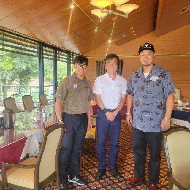 10月13日（祝・月）に行われた「U15愛知岐阜ジュニアゴルフクラブチーム対抗戦」に、今年で惜しまれつつ18年間のプロ野球生活を終えられた中田翔さん(写真右)の娘さんが、大府ジュニアチームのメンバーとして参加してくださいました。保護者として暖かく見守られていました。

また、ジュニアの応援に駆けつけてくださった宮里優作プロ(写真右)の娘さんも、過去に南山大学附属小学校のメンバーとしてU15全国大会に出場していただいたご縁があります。

大会では当連盟井上代表理事(写真中)を囲んで記念撮影。ゴルフを通じて素晴らしいご縁の重なりに心より感謝申し上げます。

#ジュニアゴルフクラブチーム連盟
#ジュニアゴルフ#ジュニアゴルファー
#JGCF #名古屋ヒルズゴルフ倶楽部ローズコース#エンジョイゴルフ #スクランブルゴルフ #ゴルフ部 #ゴルフ #生涯スポーツ #しばケア #目土 #目土をしよう！ #挨拶 #加盟チーム募集中#宮里優作プロ
#中田翔
