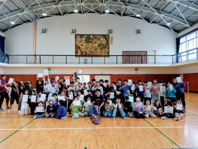 大阪府トップアスリートふれあい事業2学期
10/27（月）大東市立氷野小学校4年生の皆さんにプロゴルファーの岩田大河プロがスナッグゴルフを教えてくださいました。

元気いっぱいの挨拶で体育館に入ってきてくれた4年生の皆さん。明るく礼儀正しい姿がとても印象的でした。初めてのスナッグゴルフにも関わらず、岩田プロのアドバイスを真剣に聞きながら次々とナイスショットを披露！

後半は、プロと生徒さんの代表選手によるガチンコ対決。岩田プロはハンデ2打を背負って挑み、応援の声が響く中、生徒さんが4打でホールアウトし、見事勝利しました。おめでとうございます。

今日の体験をきっかけに、少しでもゴルフに興味を持ってもらえたら嬉しく思います。
参加してくださった皆さん、本当にありがとうございました！お疲れさまでした。

#ジュニアゴルフクラブチーム連盟
#ジュニアゴルフ #ジュニアゴルファー #JGCF
#スナッグゴルフ #エンジョイゴルフ #スクランブルゴルフ#ゴルフ部 #ゴルフ #生涯スポーツ
#しばケア #目土 #目土をしよう #挨拶 #加盟チーム募集中