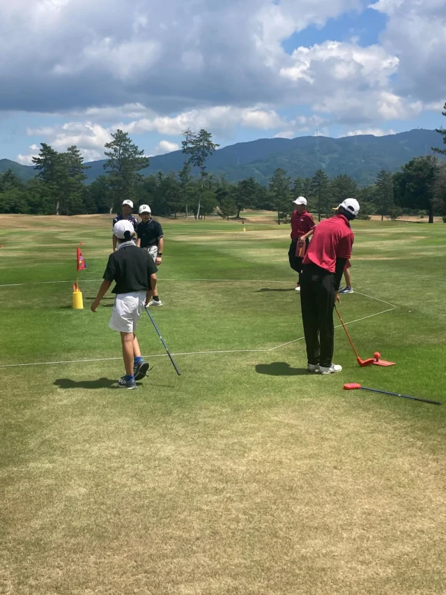 11/8【イベント出展】南河内フルーツマラニックにスナッグゴルフ体験コーナーを出展！

11月8日（土）大阪府富田林市・石川河川敷川西グラウンドにて、開催される「南河内フルーツマラニック」に連盟からスナッグゴルフの体験コーナーを出展します。当日は大阪のプロゴルフチーム「TEAM-I」から平山壮大プロも来場予定。ゴルフ初心者の方も、やさしく指導してもらえます。

☆とき　2025年11月8日（土）11：00～16：00

☆ところ　富田林市・石川河川敷川西グラウンド

☆大会ＨＰ　https://osaka-maranic.pref.osaka.lg.jp/index.html

スナッグゴルフ以外にもフィールドホッケーやモルックなどのスポーツ体験、現役アスリートによる走り方教室も実施予定。さらにキッチンカーの出展や、南河内マルシェを開催！地元の特産品が楽しめます。
ぜひ、ご来場ください。

　※ランニング種目のエントリーはすでに締め切られています。ご了承ください。

#ジュニアゴルフクラブチーム連盟
#ジュニアゴルフ
#スナッグゴルフ
#ジュニアゴルファー
#南河内 #富田林
@teami_golf #teami 
#平山壮大 プロ
@osaka_fruitmaranic
#走って、食べて、南河内がもっと好きになる！
#南河内はフルーツの宝庫
#マラニックはマラソンとピクニックの造語です