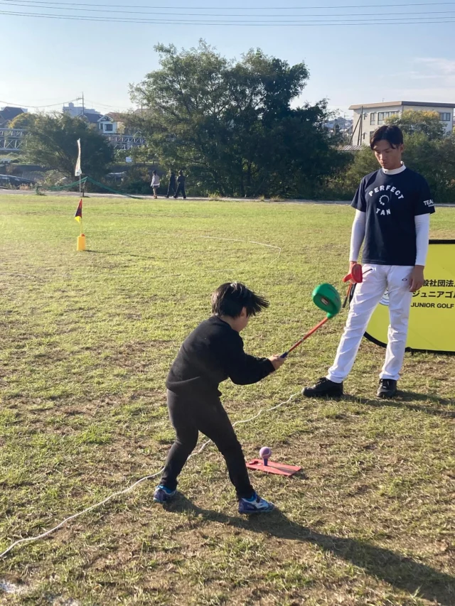 11/8、南河内フルーツマラニックにスナッグゴルフ体験コーナーを出展しました！

大阪府富田林市・石川河川敷川西グラウンドにてスナッグゴルフ体験コースを設置して、お子さんからマラニック参加者の方まで老若男女、たくさんの方にスナッグゴルフを楽しんでいただきました。
大阪のプロゴルフチーム「TEAM-I」から平山壮大プロも来場し、参加者の皆さんに優しくアドバイスしてもらいました。
今回の体験を通じて、少しでもゴルフに興味を持ってもらえると嬉しいです。ありがとうございました！

#ジュニアゴルフクラブチーム連盟
#ジュニアゴルフ
#スナッグゴルフ
#ジュニアゴルファー
#南河内 #富田林
@teami_golf #teami 
#平山壮大 プロ
@osaka_fruitmaranic
#走って食べて南河内がもっと好きになる！
#南河内はフルーツの宝庫
#マラニックはマラソンとピクニックの造語です
#ゴルフ初体験 #ゴルフやろうぜ