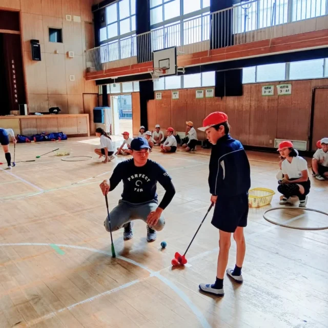 ⛳️2025年度大阪府トップアスリート
小学校ふれあい事業2学期

11/11（火）大阪市立城東小学校5年生の皆さんに現在「ACNツアー」のランキングトップ若原亮太プロがスナッグゴルフを教えてくださいました。

ゴルフが大好きな校長先生はじめ5年担任の先生方のゴルフ愛が溢れる中、生徒さん達も笑顔いっぱいで楽しみながらスナッグゴルフ体験をしてくれました。

生徒さんの中にはお祖父ちゃんやお父さんなどにゴルフ練習場に連れて行ってもらったことがある人！がたくさんいた事にビックリ！ゴルフは年齢に関係なく様々な年代の方と楽しむ事が出来る最高の生涯スポーツです。今回のスナックゴルフから少しでもゴルフに興味を持ってくれる生徒さんがいてくれたら嬉しく思います。

皆様有難うございました。
お疲れ様でした！

#ジュニアゴルフクラブチーム連盟 #ジュニアゴルフ
#ジュニアゴルファー #JGCF #スナッグゴルフ#エンジョイゴルフ #スクランブルゴルフ #ゴルフ部#ゴルフ #生涯スポーツ #しばケア #目土 #目土をしよう！#挨拶
#加盟チーム募集中 #TeamI #若原亮太