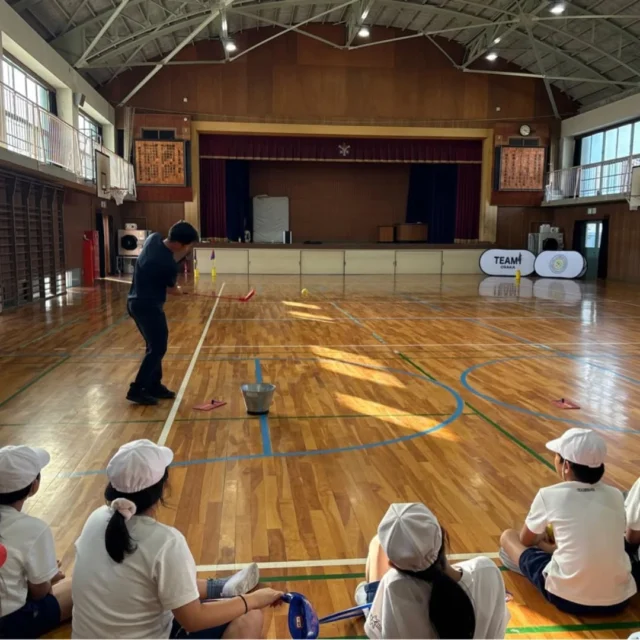 ⛳️2025年度大阪府トップアスリート
小学校ふれあい事業2学期

11/7（金）八尾市立高美小学校5年生の皆さんにプロゴルファーの福岡大河プロがスナッグゴルフを教えてくださいました。

コントロールショット体験では、プロの指導を真剣に聞く姿勢が素晴らしく、初めは思うように上手くいかなかった生徒さんもナイスショットを連発し、楽しそうにスナッグゴルフを体験してくれました。

福岡プロとクラス代表者とのガチンコ真剣勝負。プロにはハンデを背負ってもらいましたが5年生代表選手が見事勝利🏆️皆さんの応援が届きました。プロへの大きな声援もありがとうね。

最後は福岡プロへの質問コーナー！
何年生の時にプロはゴルフを始めましたか？の質問にプロは小学4年生からとの返答！僕も私も今からゴルフを始めたらプロになれるかも。など希望のある嬉しい言葉がちらほら。今回のスナックゴルフから少しでもゴルフに興味を持ちスタートしてくれる生徒さんがいてくれたら嬉しい限りです☺️

皆様有難うございました。
お疲れ様でした！

#ジュニアゴルフクラブチーム連盟 #ジュニアゴルフ
#ジュニアゴルファー #JGCF #スナッグゴルフ#エンジョイゴルフ #スクランブルゴルフ #ゴルフ部#ゴルフ #生涯スポーツ #しばケア #目土 #目土をしよう！#挨拶
#加盟チーム募集中 #TeamI #福岡大河プロ