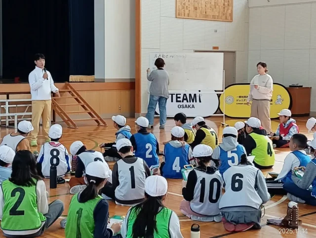 ⛳️2025年度 大阪府トップアスリート
小学校ふれあい事業（2学期）

11/14（金）、堺市立はるみ小学校6年生の皆さんに、尾崎敬也プロがスナッグゴルフを教えてくださいました。

はるみ小の6年生は、とにかく元気いっぱい！ パワー溢れるナイスショットや、絶妙なアプローチが決まるたびに体育館は大盛り上がり。
仲間同士で声を掛け合ったり、うまくいった友達を一緒に喜んだりと、思いやりに満ちた“みんな仲良し”の温かい学年だと感じました。

ふれあい事業の締めくくりは、キャリア教育の一環としての質問タイム。先生も生徒さんも、プロにたくさんの質問を投げかけ、尾崎プロの言葉を真剣に聞き、メモを取る姿がとても印象的でした。
一生懸命に学び吸収しようとする姿、素晴らしいです。

今日のスナッグゴルフをきっかけに、ゴルフに興味を持ってくれる生徒さんが少しでも増えたら嬉しいです。はるみ小学校の皆さん、先生方、そして尾崎プロ、素晴らしい時間をありがとうございました！

お疲れ様でした！

＃ジュニアゴルフクラブチーム連盟
＃ジュニアゴルフ ＃ジュニアゴルファー
#JGCF #スナッグゴルフ
#エンジョイゴルフ #スクランブルゴルフ
#ゴルフ部 #ゴルフ #生涯スポーツ
#しばケア #目土 #目土をしよう！
＃挨拶 #加盟チーム募集中 #Team-I
＃プロゴルファー#尾崎敬也