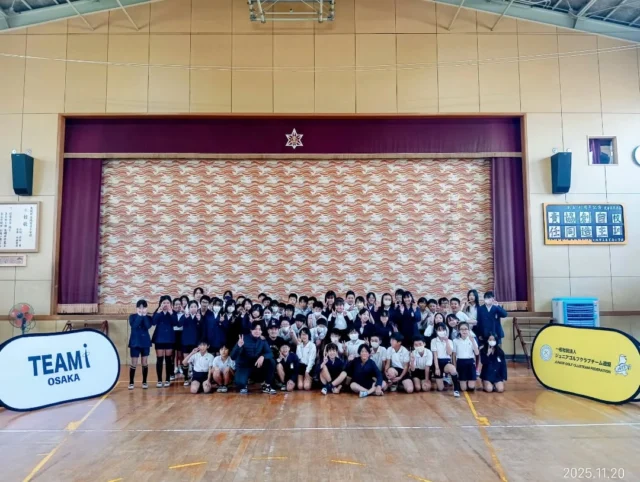 ⛳️2025年度 大阪府トップアスリート
小学校ふれあい事業（2学期）

11/20（木）大阪市立南百済小学校5年生の皆さんに、富本虎希プロと下家秀平プロの2人のプロゴルファーがスナッグゴルフを教えてくださいました。

お伺いした南百済小学校の設立は、なんと1874年でかなり歴史のある小学校でビックリです。校舎に入った瞬間に重みを感じました。

今回皆さん初めてのスナッグゴルフに挑戦していただいたのですが、礼儀◎・チームワーク◎・笑顔◎の最高メンバー！プロの話をしっかり聞いて、真剣にチャレンジしてくれました。

今回の体験が、未来のゴルファー誕生のきっかけになれば嬉しいです！
生徒の皆さん、先生方お疲れ様でした。

＃ジュニアゴルフクラブチーム連盟
＃ジュニアゴルフ ＃ジュニアゴルファー
#JGCF #スナッグゴルフ
#エンジョイゴルフ #スクランブルゴルフ
#ゴルフ部 #ゴルフ #生涯スポーツ
#しばケア #目土 #目土をしよう！
＃挨拶 #加盟チーム募集中 #Team-I
＃プロゴルファー#富本虎希#下家秀平
#大阪市立南百済小学校