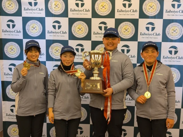 2016.1.12(月/祝)
大会最終日

見事、万振り侍チームが優勝を勝ち取りました‼️
最高の笑顔です😊

#ジュニアゴルフクラブチーム連盟 #ジュニアゴルフ #太平洋クラブ #クラブチーム #大洗