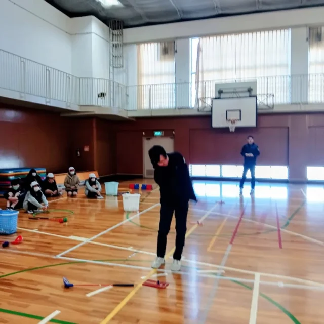 令和7年度大阪府トップアスリート
小学校ふれあい事業3学期⛳️

2/3(月)大阪市立矢田北小学校5年生と6年生の皆さんにプロゴルファーの鈴木千貴(スズキカズキ)プロがスナッグゴルフを教えてくださいました。

5年生・6年生の皆さんが最初から最後まで素早く行動してくれたおかげで、スナッグゴルフ講習はとてもスムーズに進み、終始明るく楽しい時間となりました。プロの説明にも真剣に耳を傾け、一生懸命取り組んでくれる姿がとても印象的でした。

最初にスナッグゴルフやゴルフを体験したことがあるかを確認したところ、ほとんどの皆さんが未経験でしたが、少しずつ表情が変わり、楽しそうにクラブを振る姿が増えていきました。最後に、先生から「これからゴルフを始めてみたい人はいますか？」という問いかけに、多くの子どもたちが元気よく手を挙げてくれたことは、私たちにとって本当に嬉しい瞬間でした。

矢田北小学校の皆さん、鈴木千貴プロ、すべての関係者の皆さまに、心より感謝申し上げます。本当にありがとうございました。

#ジュニアゴルフクラブチーム連盟
#ジュニアゴルフ #ジュニアゴルファー
#JGCF #スナッグゴルフ